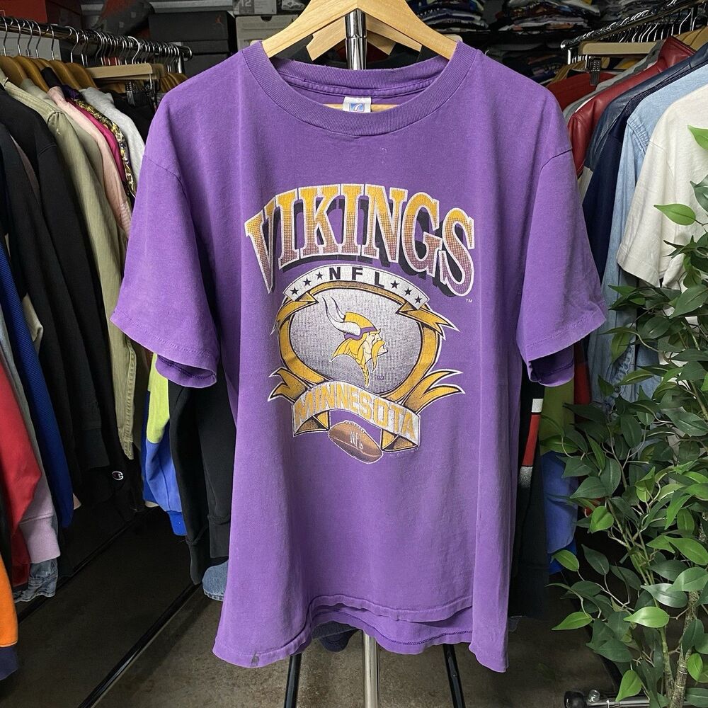 Vintage 90s Logo 7 Minnesota Vikings NFL Football Purple T-Shirt Men Size XL